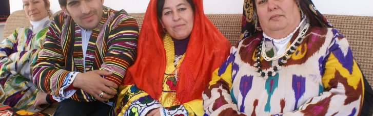 Президент Таджикистана запретил гражданам носить "чужую для нацкультуры одежду"
