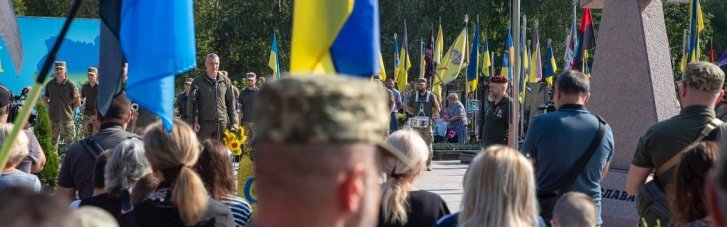 У День пам’яті захисників Кличко вшанував пам’ять героїв та взяв участь у відкритті меморіального монументу