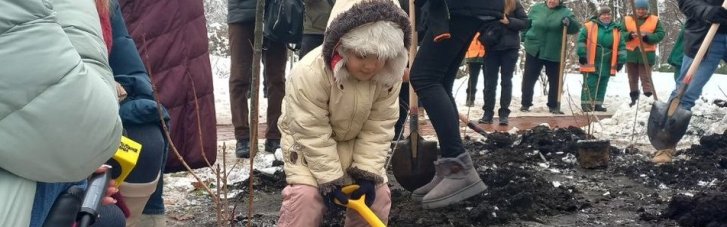 В Києві заклали калинову алею на честь героїв-"азовців", які загинули внаслідок російського теракту в Оленівці