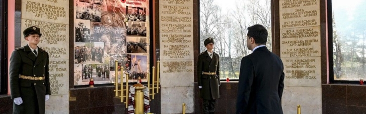 Зеленский почтил память павших бойцов, освобождавших Киев от нацистских оккупантов (ФОТО)