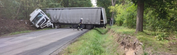 У Польщі мікроавтобус зіткнувся з вантажівкою: загинули двоє українців