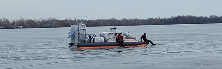 В Днепре двое подростков провалились под лед, один погиб