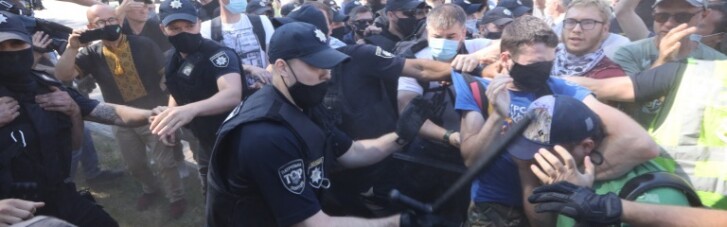 На митинге за украинский язык под Радой произошли столкновения, полиция применила дубинки (ВИДЕО)