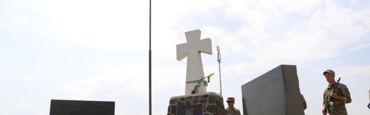 На адмінмежі з окупованим Кримом відкрили пам'ятний знак — гранітне серце (ФОТО)