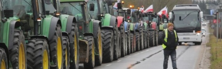 На кордоні польські мітингарі вмикають сирену тривоги, коли повз них проїжджають автівки з України (ВІДЕО)