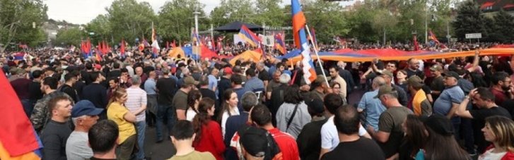 В Армении проходят протесты против правительства Пашиняна, людей массово задерживают