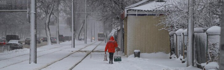 Сильный снегопад парализовал Одессу (ФОТО, ВИДЕО)