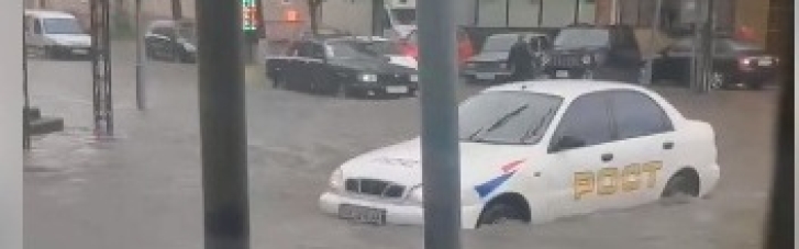 Харків і Херсон накрила сильна злива: затопило вулиці, машини "попливли" (ФОТО, ВІДЕО)