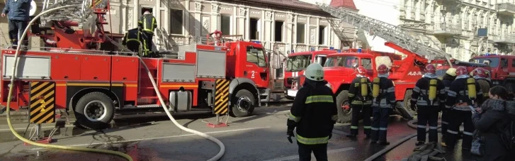 У Києві рятувальники ліквідували пожежу, що спалахнула в будівлі XIX століття (ФОТО, ВІДЕО)