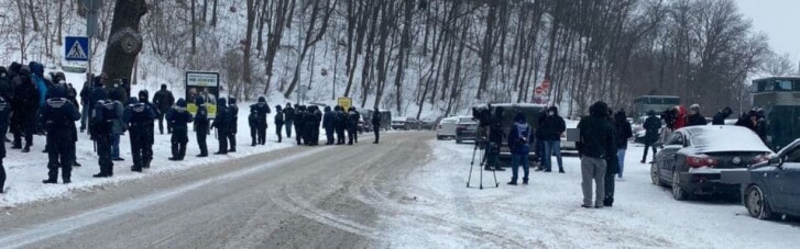 Работники кума Путина пришли помитинговать под "Парковым", где проходит форум при участии Зеленского