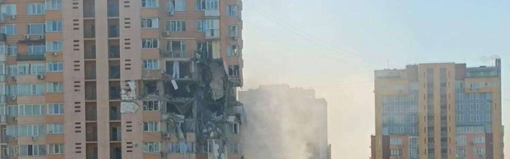 У Києві ракета влучила в житловий дім: знищено кілька поверхів (ФОТО, ВІДЕО)
