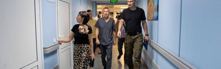 Виталий Кличко посетил недавно обновленный Киевский городской центр нефрологии и диализа, где сейчас лечат детей из "Охматдета"