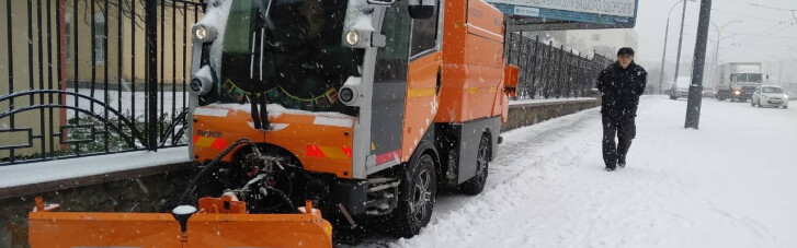 Наслідки снігопаду в Києві ліквідують 287 одиниць снігоприбиральної техніки та 61 бригада комунальників