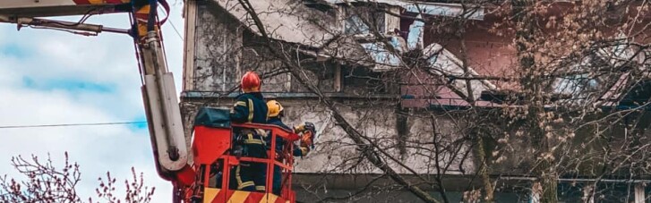 В Киеве в жилом многоэтажном доме обвалился балкон (ФОТО)