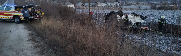 На Харьковщине микроавтобус слетел с дороги: погиб пассажир, много пострадавших