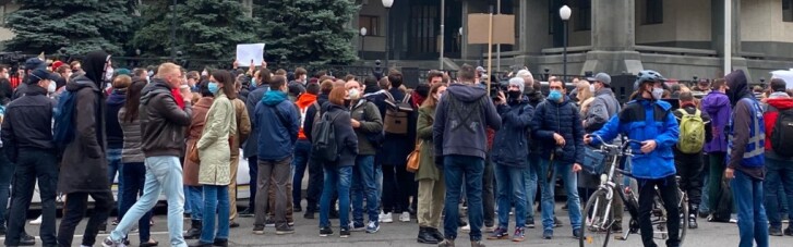 Суддям КСУ принесли "квиток" до Януковича (ФОТО, ВІДЕО)