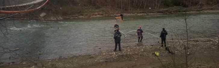 На Прикарпатье водитель трактора едва не утонул посреди реки (ФОТО)