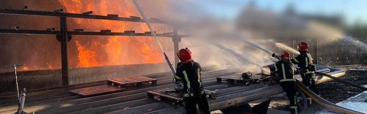На Киевщине до сих пор тушат пожар, возникший вчера из-за обстрела: привлечены почти 250 спасателей (ФОТО)