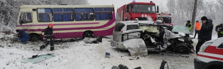 На Львовщине столкнулись легковое авто и автобус, семь человек в больнице (ФОТО)