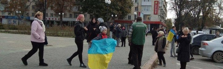 Украинцы наконец-то встречают ВСУ в Херсоне (ФОТО)