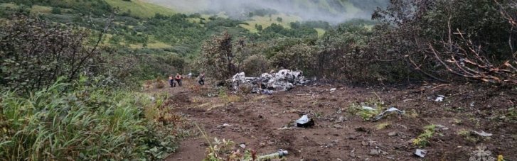 На Камчатке найдены обломки упавшего накануне вертолета и часть погибших