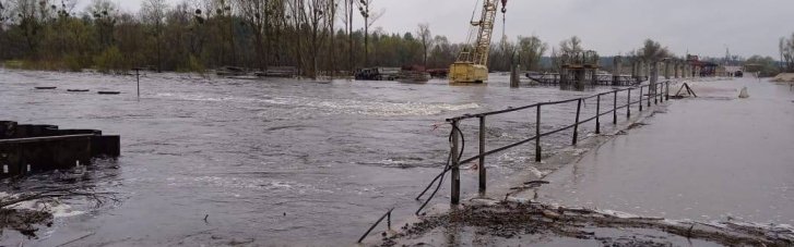 На Киевщине подтопило временную переправу возле поселка Иванков (ФОТО)