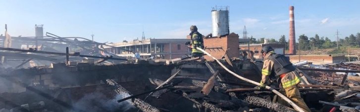 На Харьковщине оккупанты обстреляли мясокомбинат, произошел масштабный пожар (ФОТО)