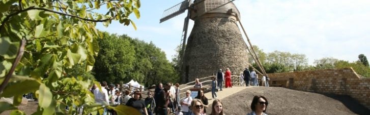 У столичному Музеї просто неба відкрили унікальний об’єкт: відреставрований столітній вітряк із Херсонщини