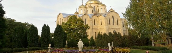 Атака УПЦ МП отражена: в Свято-Михайловском соборе в Черкассах подняли желто-синий флаг и начали службу на украинском (ВИДЕО)