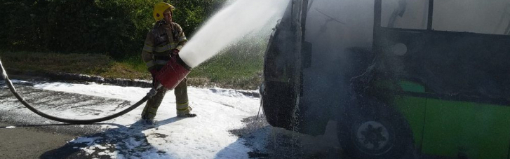 У Харкові під час руху спалахнув автобус із пасажирами (ФОТО)