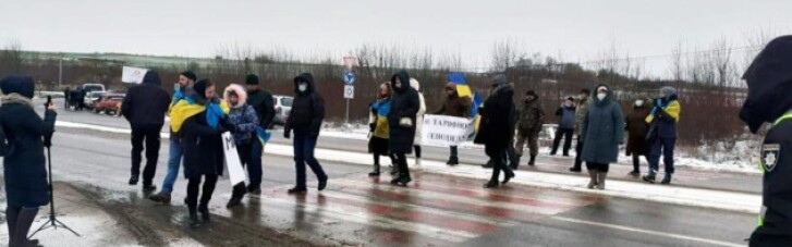 Участники "тарифного протеста" перекрыли автотрассу на Буковине (ФОТО)