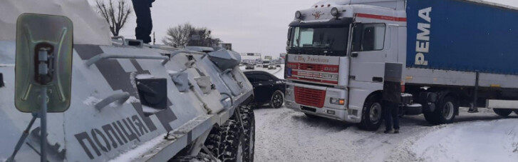 Снегопад в Киеве: на дорогах задействовали тракторы и БТР (ФОТО, ВИДЕО)