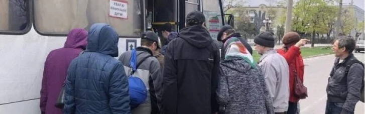 "Досвід Сіверодонецька жахає": з Луганщини евакуювали ще десятки людей (ВІДЕО)