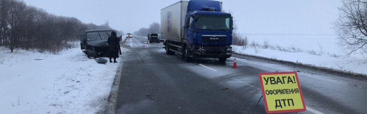 ДТП под Харьковом: легковой автомобиль влетел в грузовик, погиб младенец