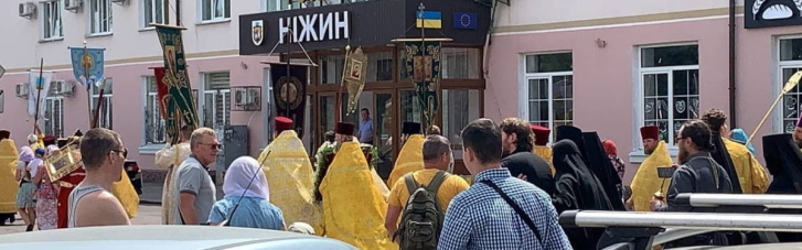 Сторонники УПЦ МП в Нежине избили мать погибшего воина, — СМИ (ВИДЕО)