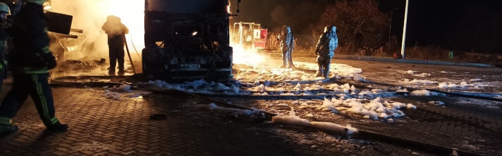 Під Харковом стався вибух на АЗС, згоріли дві вантажівки (ФОТО, ВІДЕО)