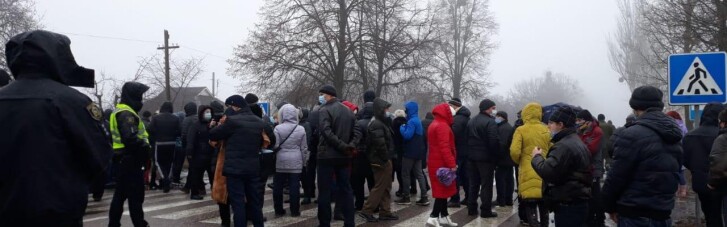 Люди перекрыли международную трассу на Харьковщине, протестуя против высоких тарифов