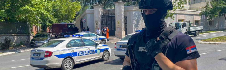 В сербском Белграде у посольства Израиля атаковали из арбалета полицейского
