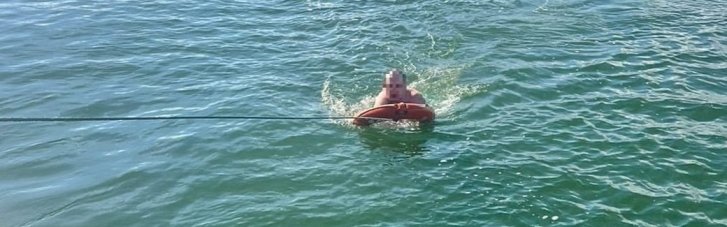 В Черном море экипаж катера ВМС спас гражданского, которого унесло далеко от берега