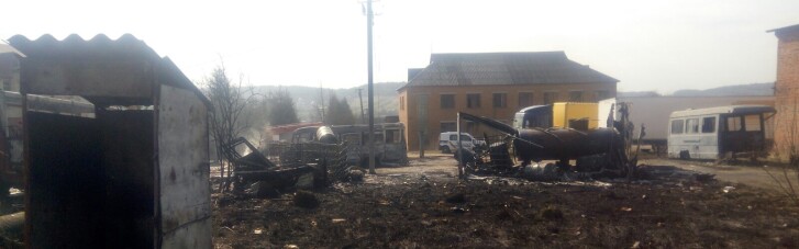 На Львівщині через випалювання сухої трави вщент згоріли три автобуси (ФОТО)