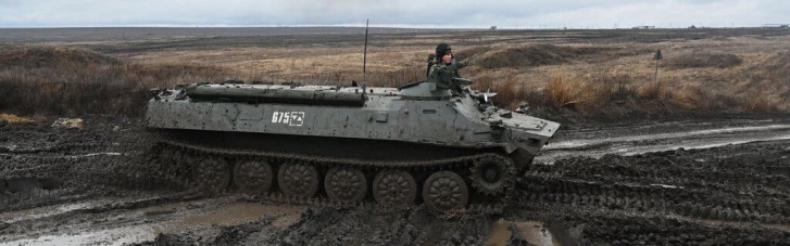 Росія стягує військову техніку до кордону з Україною, - NYT
