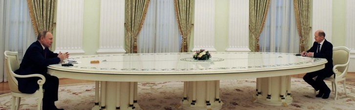 За тим довгим столом: Шольц розповів, що Путін говорив йому про Україну