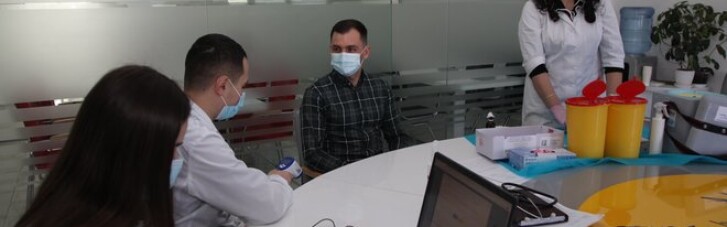 На Тернопольщине работников частных компаний вакцинировали вне очереди: у Зеленского отреагировали (ФОТО)