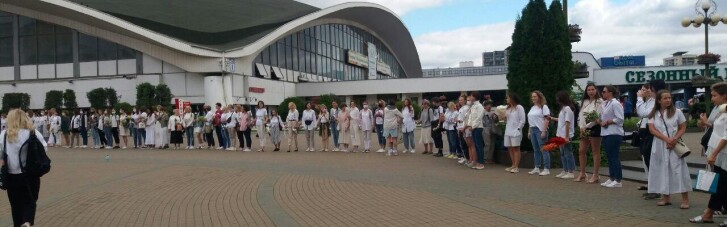 Сотні жінок в білому вийшли в центр Мінська (ФОТО, ВІДЕО)