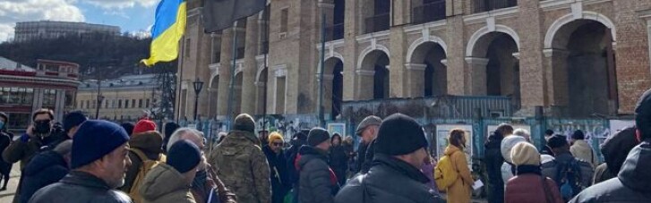 В Киеве активисты требовали вернуть Гостиный двор в собственность общины