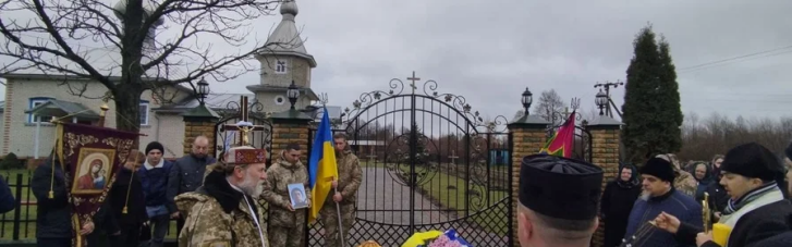 На Волыни поп УПЦ МП закрыл храм и не пустил отпевать погибшего военного (ВИДЕО)