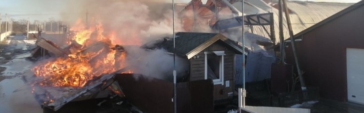 Під Києвом вогнеборці понад шести годин гасили пожежу на пилорамі (ФОТО, ВІДЕО)