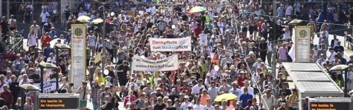 У Берліні суд заборонив антикарантинні протести: напередодні тисячі людей вийшли на вулиці без масок