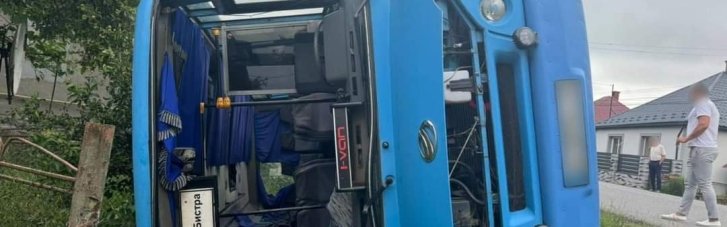 В Закарпатье автобус с людьми слетел с дороги: много пострадавших (ФОТО)