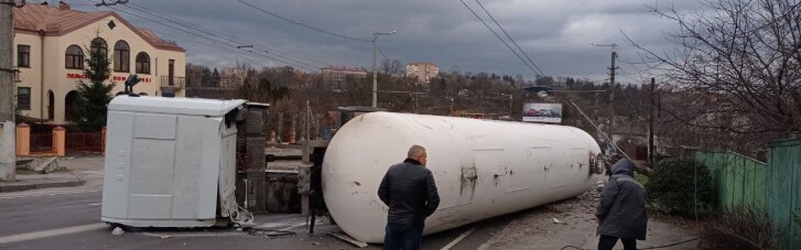 В Житомире на дороге перевернулась цистерна с газом, окружающих жителей эвакуировали